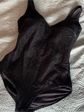 Gottex Black Textured One Piece Swimsuit V Neck Tummy Control Slimming Sz 16 NWT